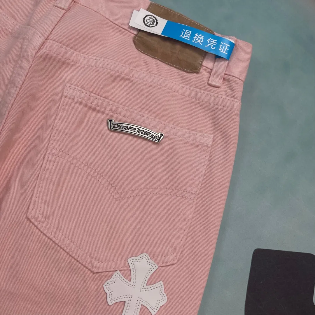 🅿️310 🔘Model No.-KL175 🔘Cro Heart𝐂𝐡𝐫𝐨𝐦𝐞 𝐇𝐞𝐚𝐫𝐭 Sex Limited Edition Girls Sakura Pink Cow White Leather Jeans* The color of these pants is super sweet pink, and the denim fabric is full of texture. The white cross pattern on it is so eye-catching, it is a classic element of Crow Heart, and it instantly makes it trendy. The hardware accessories are also very exquisite, the buttons are uniquely designed, and the details are high-end. In terms of craftsmanship, there is nothing to say. The tailoring is neat and the wiring is neat. Everything shows excellent quality. The matching suggestions are as follows: Sweet girly style: Pair it with a white midriff-baring crop top, a pair of pink thick-soled Mary Jane shoes, and a soft bear bag of the same color. It will give you a sweet girly atmosphere, which is perfect for going to an amusement park or shopping. Cool and sweet mix style: Wear a short black leather jacket on the upper body, a white lace bottoming shirt, black Martin boots, and a silver personalized necklace. The combination of cool and sweet is beautiful and sassy. Casual and lazy style: Wear a loose light purple sweater, tuck the corners into your pants, pair it with a pair of white sneakers, white stockings, and a pair of black sunglasses. It is casual and lazy, and super comfortable for daily travel.  Size: S M L XL (28.30.32.34) Color: Pink